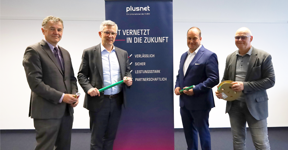Mitarbeiter der Stadt Hagen und von Plusnet unterzeichnen Kooperationsvereinbarung für Glasfaserausbau