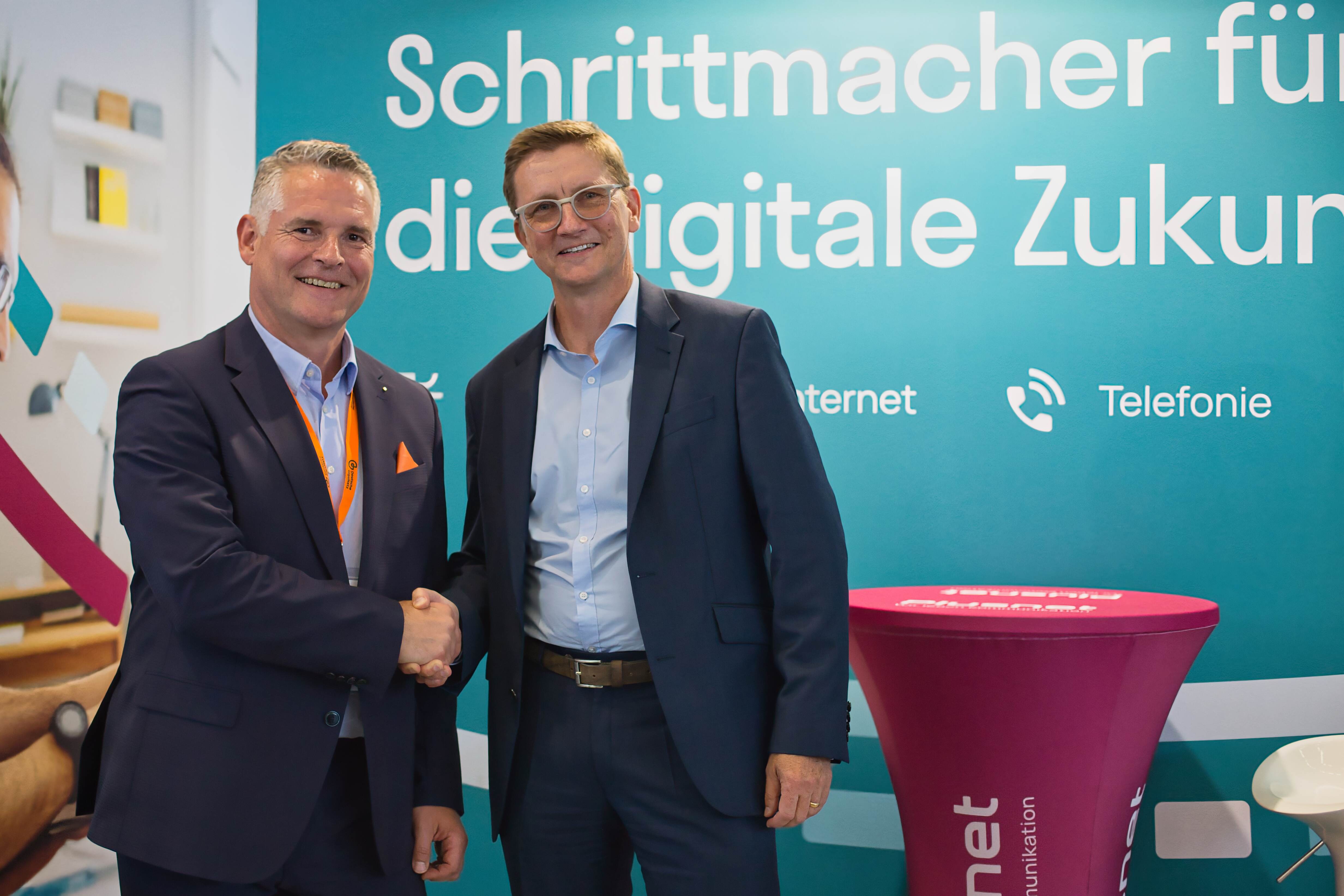 Plusnet kooperiert mit Deutsche GigaNetz GmbH - Handschlag der Geschäftsführer Deutsche GigaNetz Soeren Wendler (l.) und Plusnet Ulrich Hoffmann